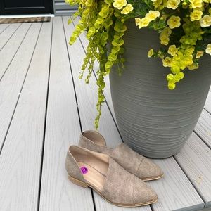 Beige flats, size 8 1/2, barely worn!